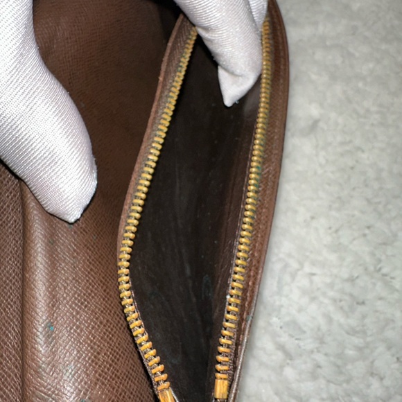 Authentic Louis Vuitton Damier wallet - Picture 11 of 13